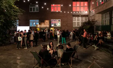 ludzie na dziedzińcu po zmroku podczas festiwalu