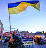 kobieta flaga ukraińska protest 