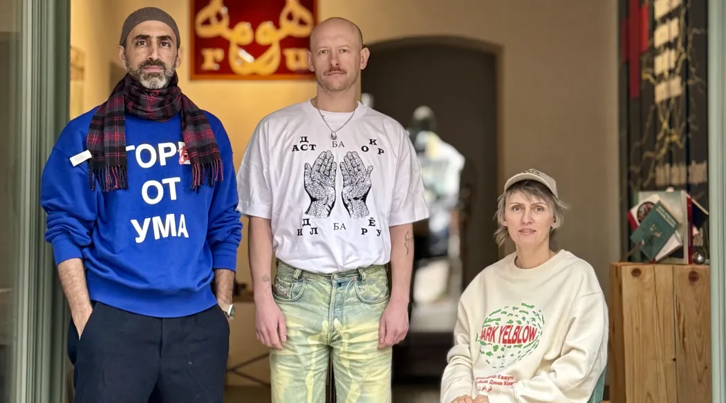trójka kuratorów pozująca do zdjęcia