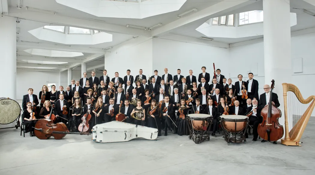 muzycy orkiestry z instrumentami pozują do zdjęcia