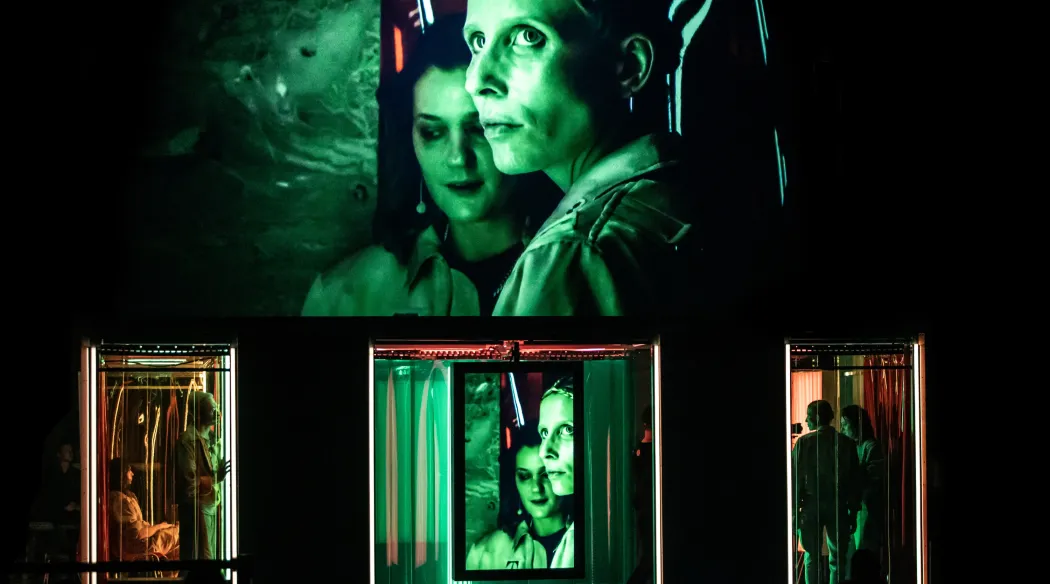 futirystyczna scena z projekcjami filmowymi
