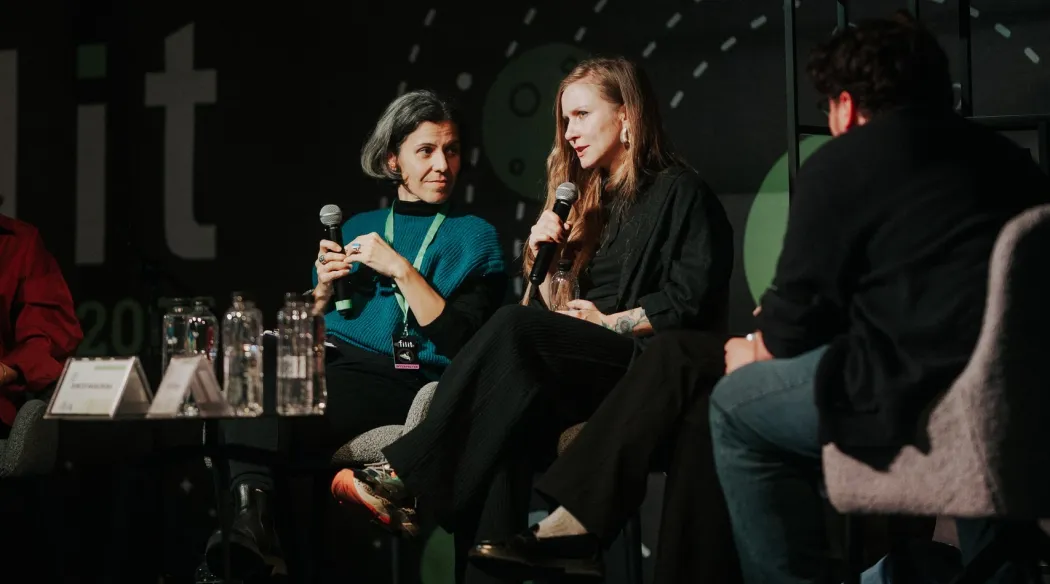 osoby na scenie podczas rozmowy przed publicznością