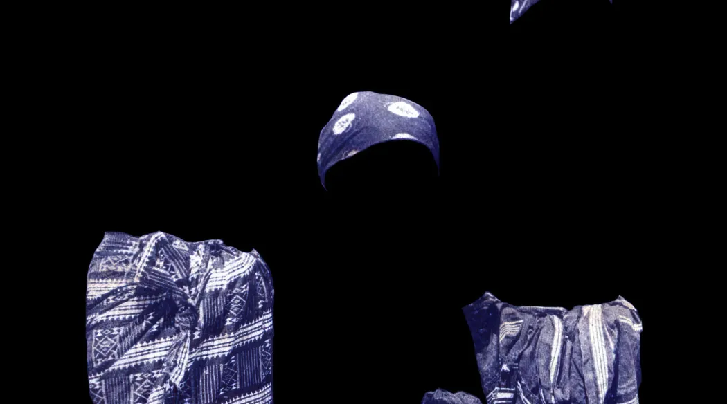 trzy kobiety ubrane w biało-niebiekie stroje, których sylwetko zostały przyciemnnione tak, że stapaiją się z tłem i widać tylko materiały