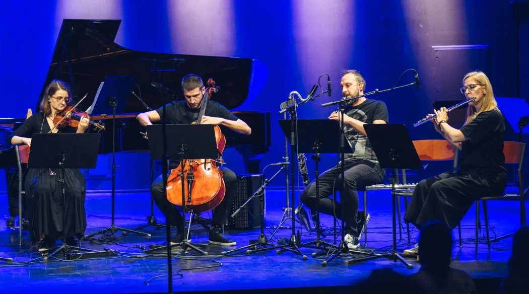 czwórka muzyków na scenie z klasycznymi instrumentami