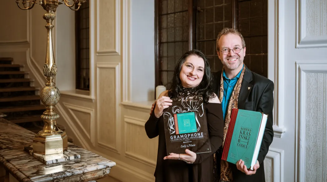 autorzy projektu Krasiński Codex pozują do zdjęcia z nagrodą