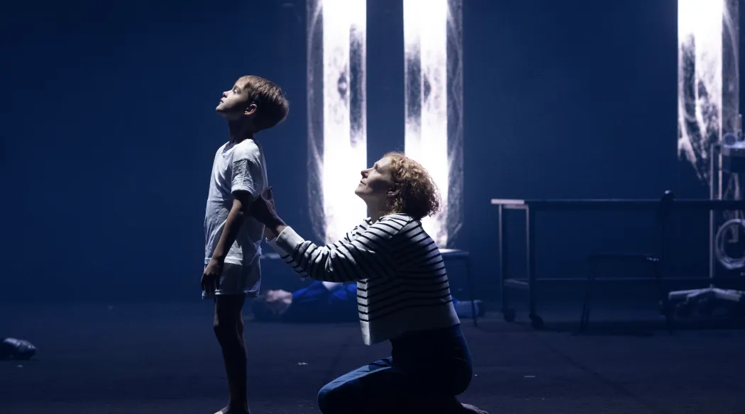 kobieta i dziecko na scenie odgrywają scenę podczas spektaklu