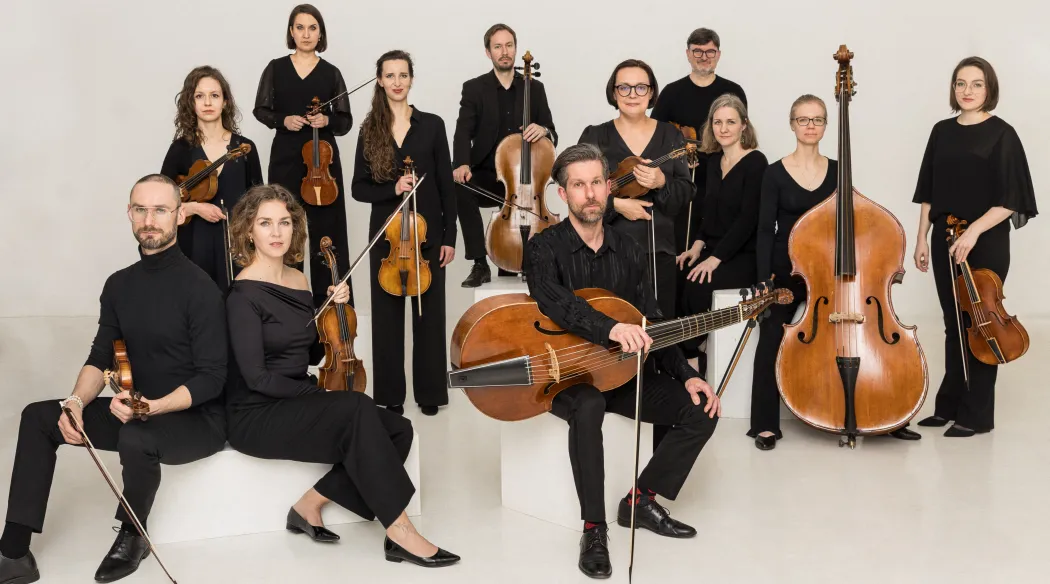grupa artystów pozująca z instrumentami