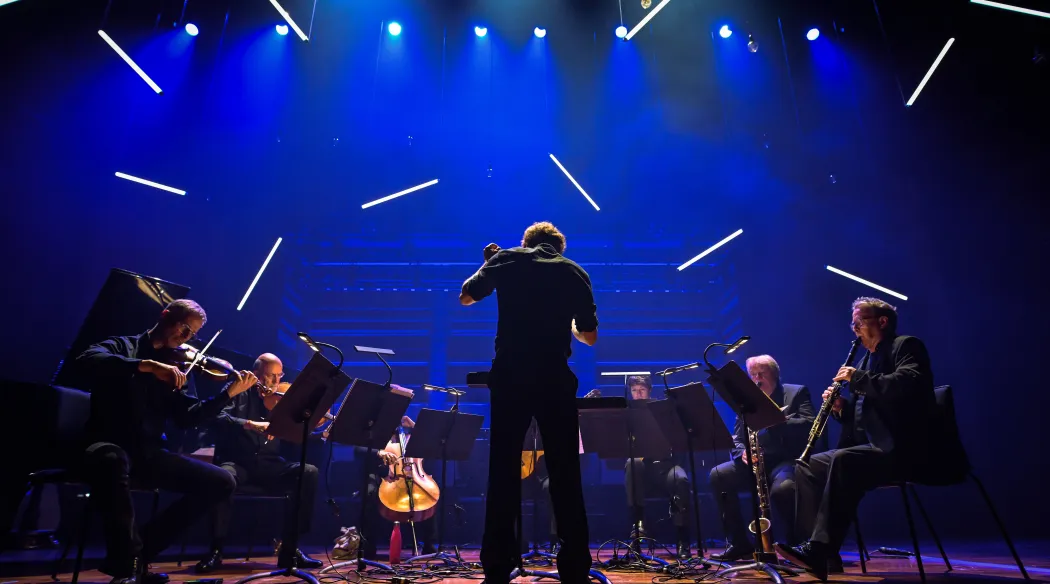 orkiestra klasyczna na scenie podczas gry