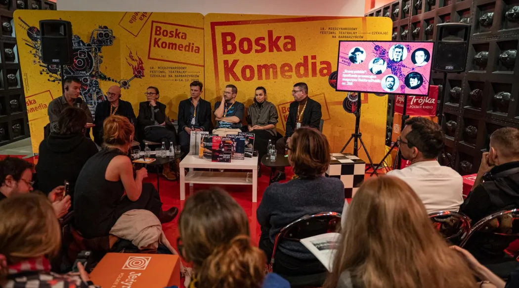 spotkanie z publicznością, mówcy i ekran na scenie