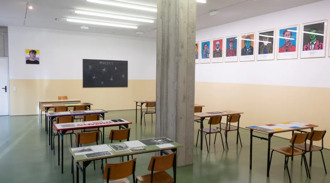 wnętrze klasy szkolnej zaaranżowane w  instalację artystyczną The Classroom