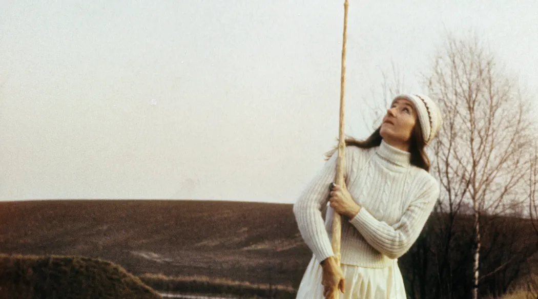 Maria Pinińska-Bereś, Sztandar autorski (Fahne der Autorin), 1979, Dokumentation der Performance, Courtesy Archiv der M
