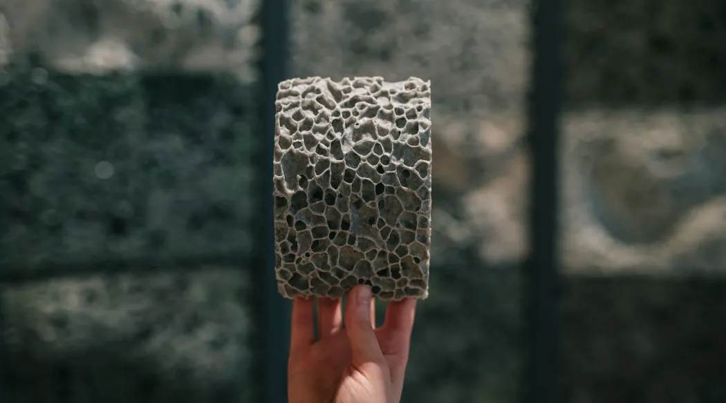 Praca ceramiczna o nazwie piana prezentowana na tle innych prac.