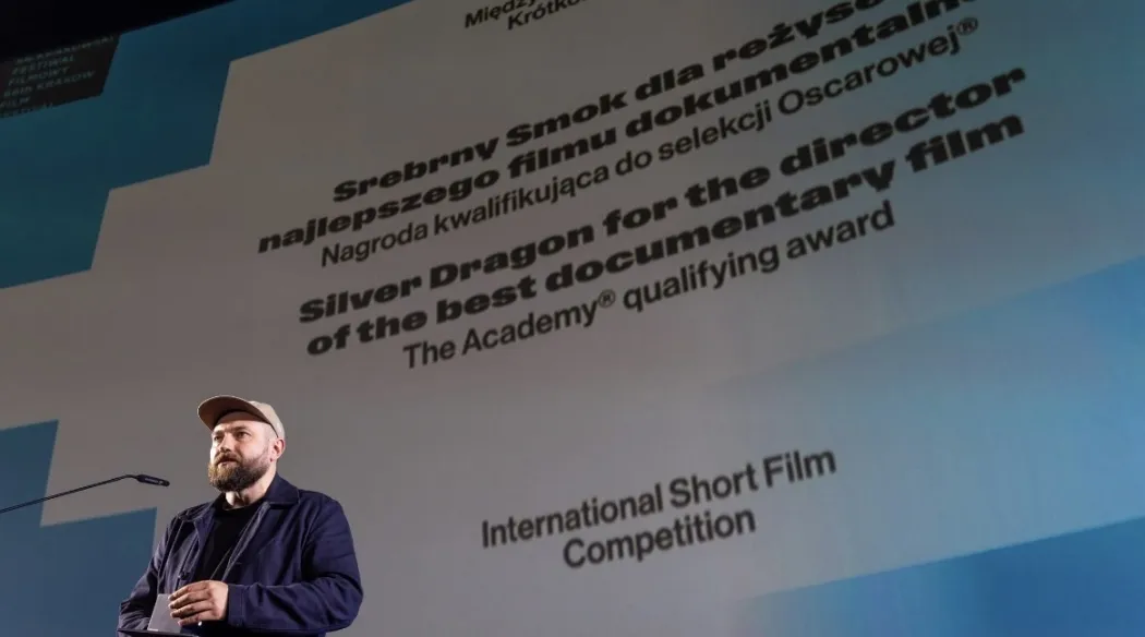 Paweł Chorzępa otrzymuje nagrodę podczas Krakowskiego Festiwalu Filmowego