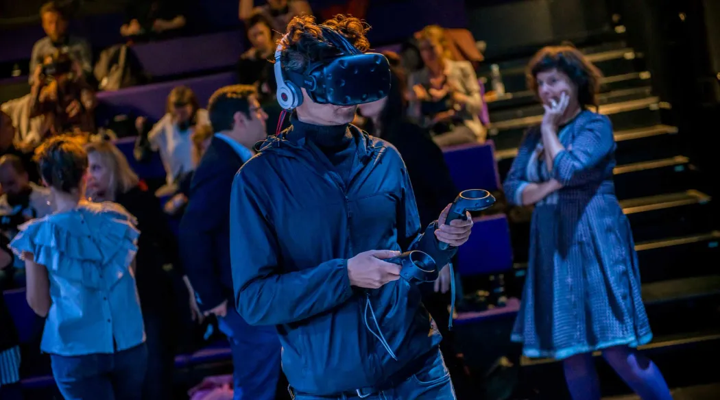 człowiek w googlach VR gra w piwnicy