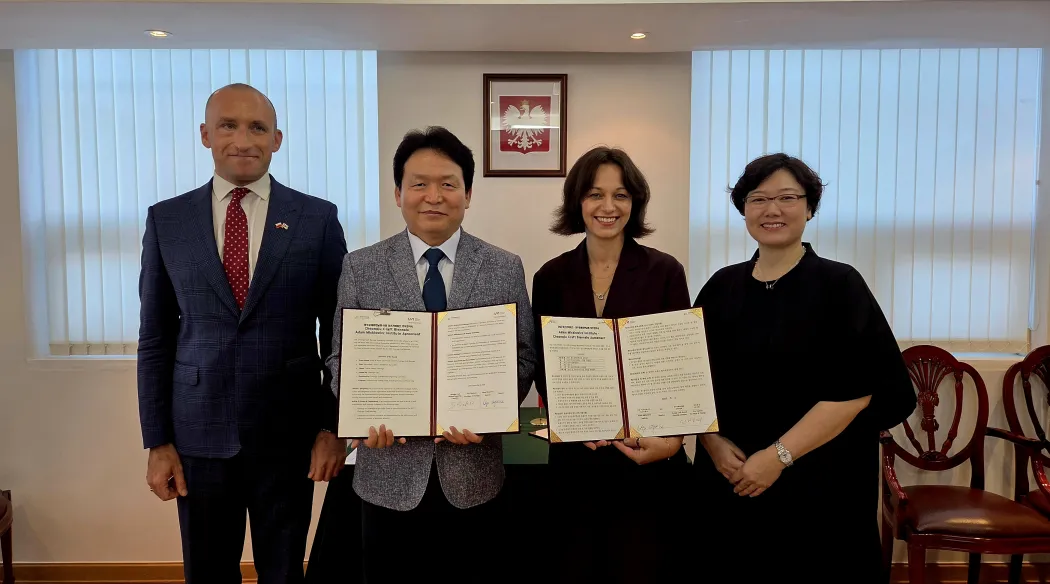 Podpisanie memorandum o współpracy przez Shin Byung-dae, Wiceprzewodniczący Komitetu Organizacyjnego Cheongju Craft Biennale i zastępca burmistrza Cheongju, oraz dr Olga Wysocka, Dyrektorka Instytutu Adama Mickiewicza, fot. IAM
