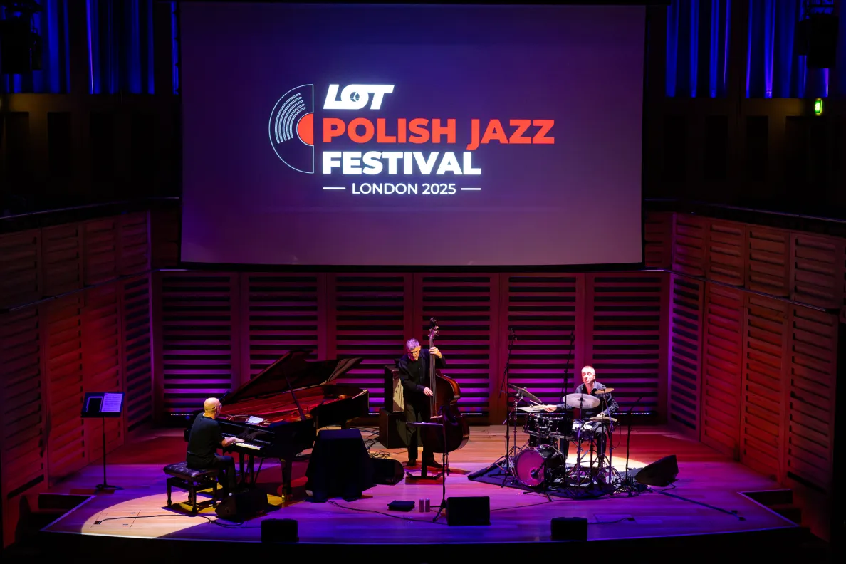 na scenie muzycy jazzowi, nad nimi logo festiwalu