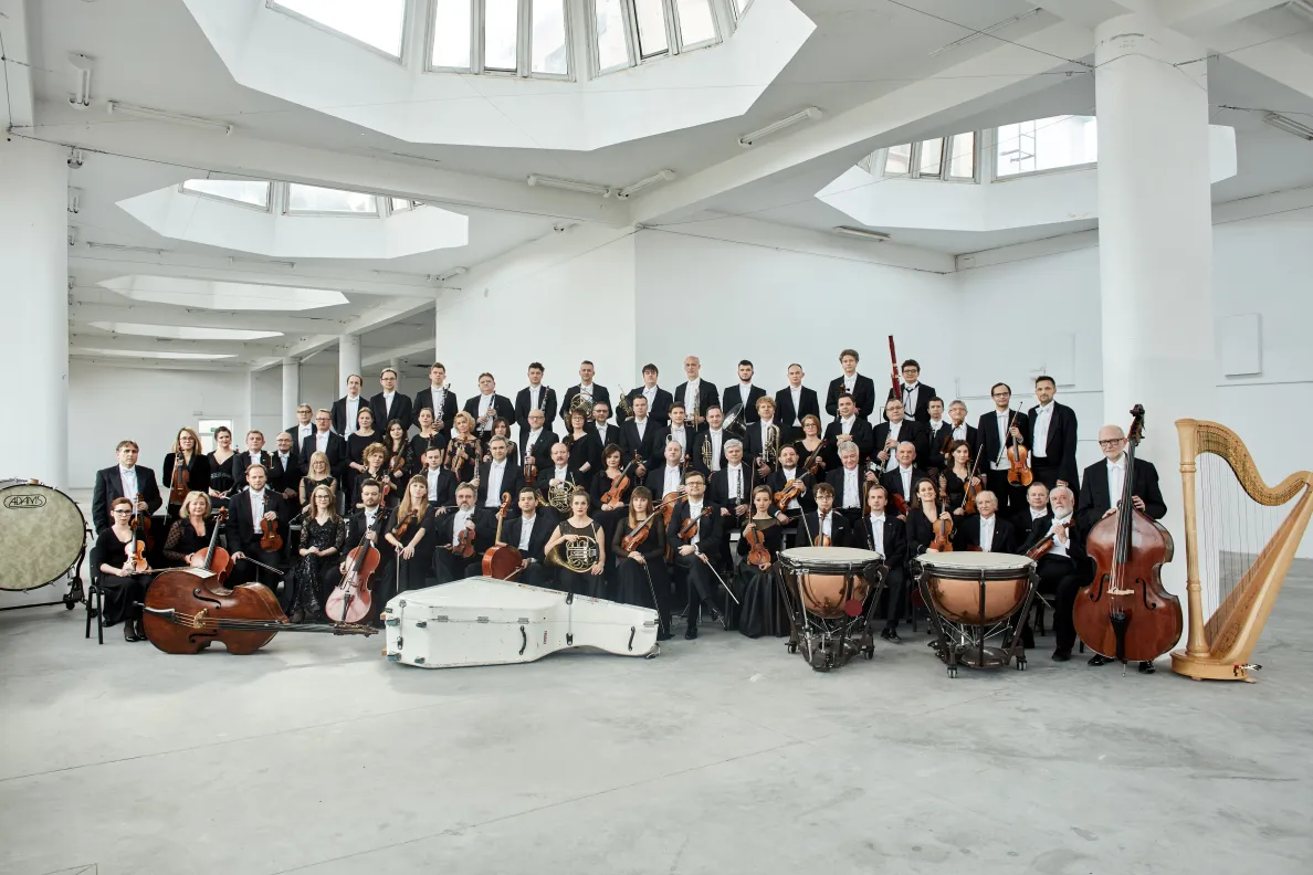 muzycy orkiestry z instrumentami pozują do zdjęcia