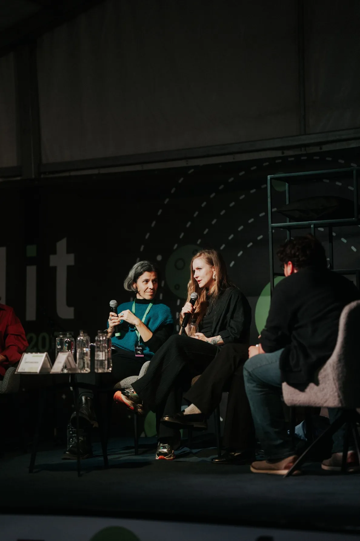 osoby na scenie podczas rozmowy przed publicznością