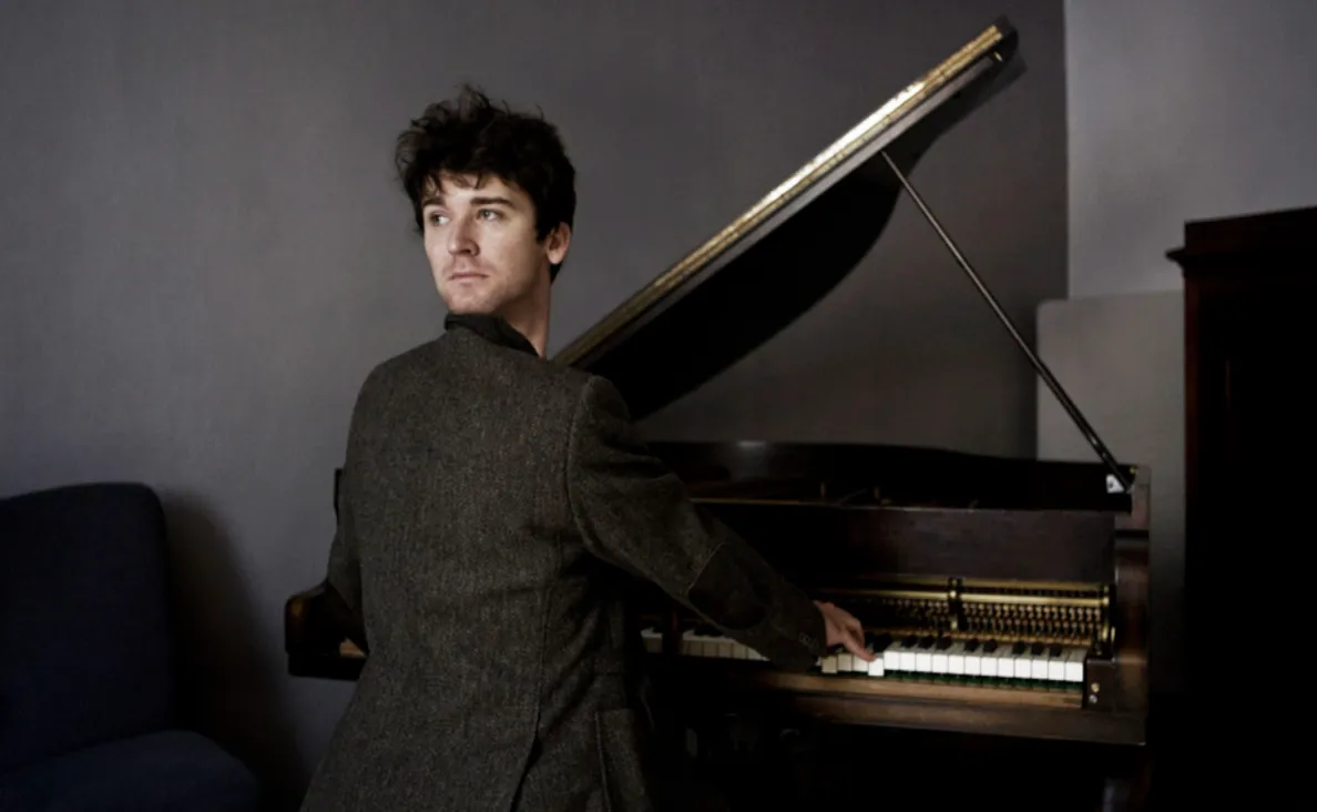 portret mężczyzny siedzącego przy fortepianie