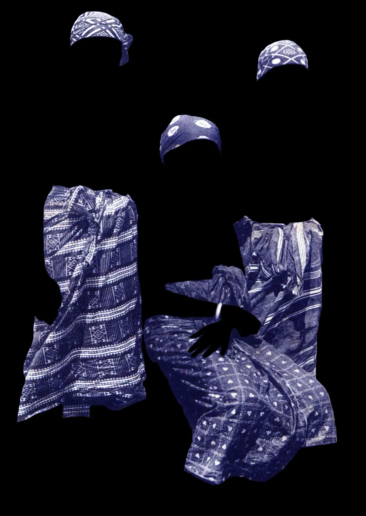 trzy kobiety ubrane w biało-niebiekie stroje, których sylwetko zostały przyciemnnione tak, że stapaiją się z tłem i widać tylko materiały