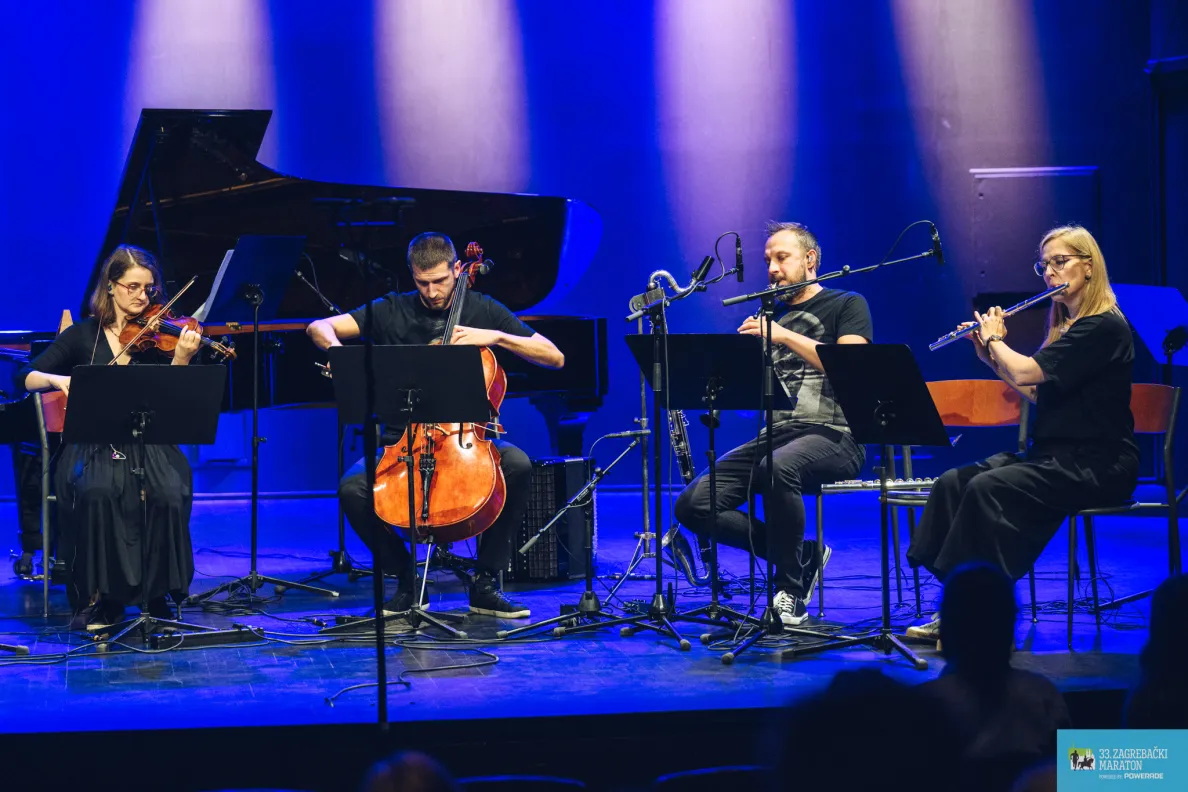 czwórka muzyków na scenie z klasycznymi instrumentami
