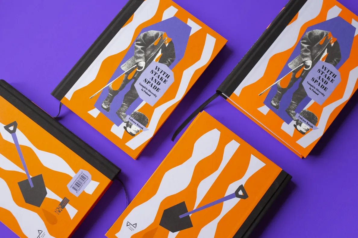 Książka Łukasza Kozaka "With Stake nad Spade"