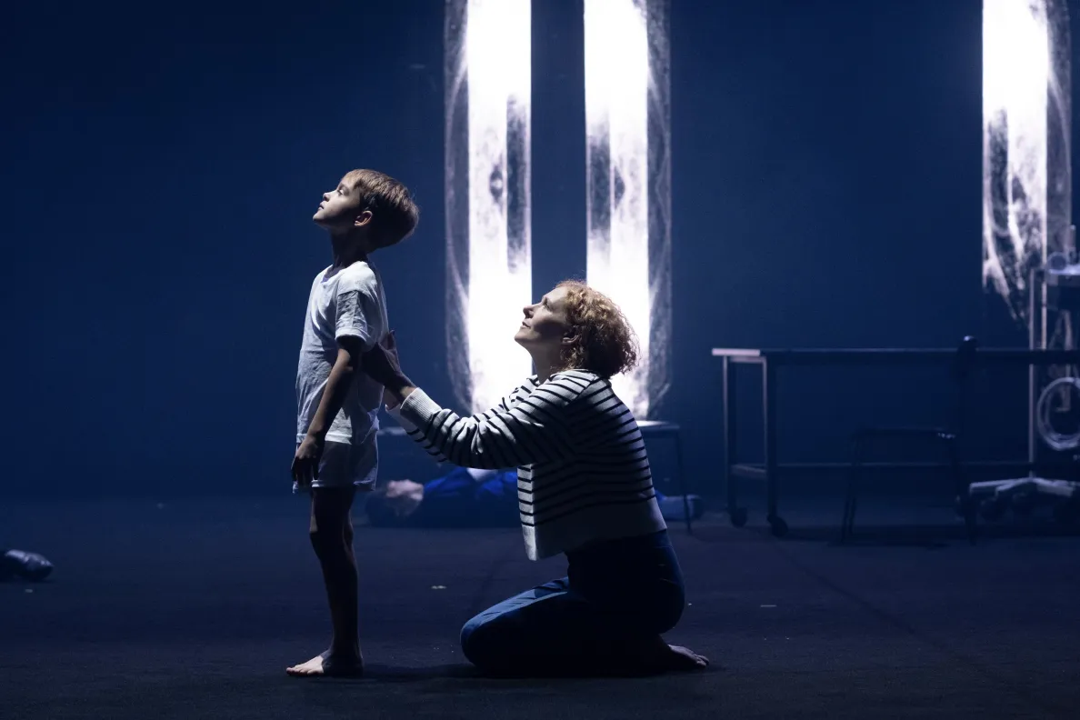 kobieta i dziecko na scenie odgrywają scenę podczas spektaklu