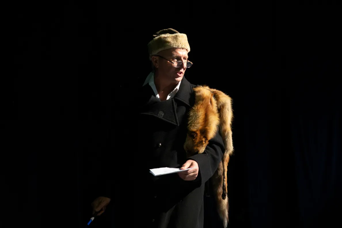 mężczyzna w historycznym ubraniu recytuje tekst