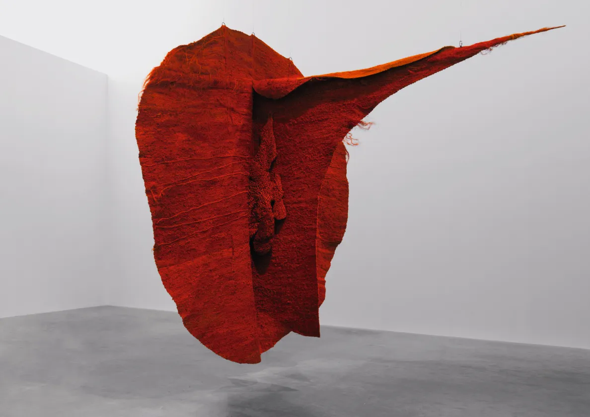 jedna z prac magdaleny abakanowicz wykonana z czerwonej włóczki