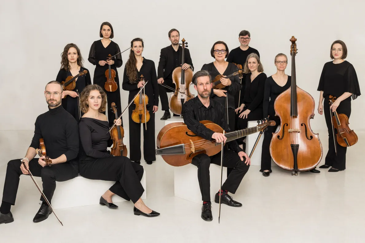 grupa artystów pozująca z instrumentami