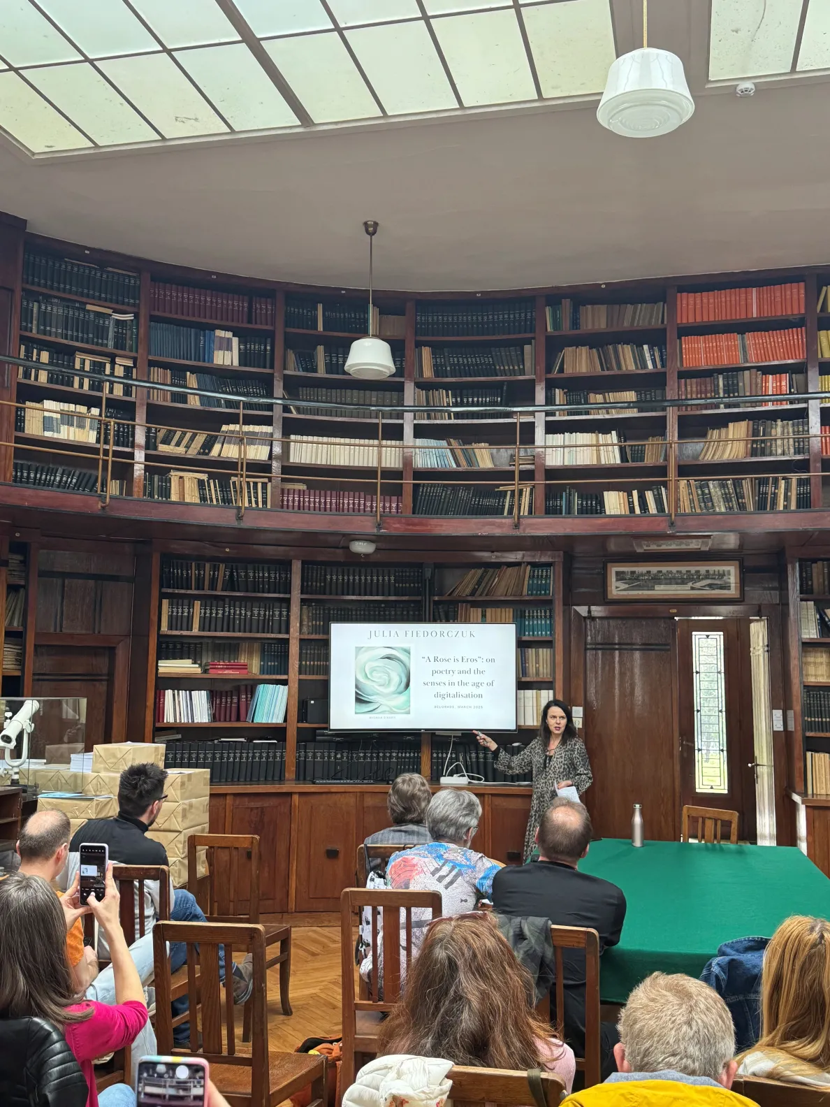 kobieta daje wykład w starej bibliotece