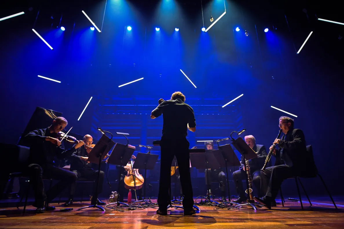 orkiestra klasyczna na scenie podczas gry