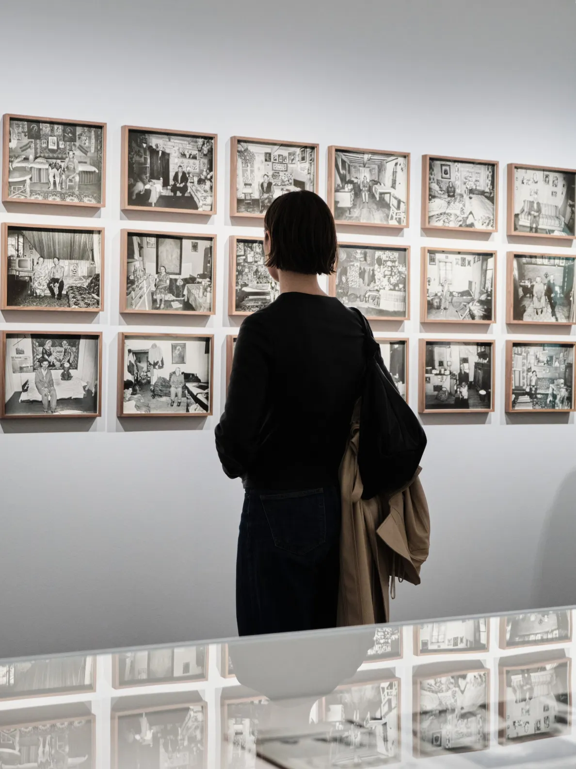 kobieta ogląda zdjęcia na ścianie