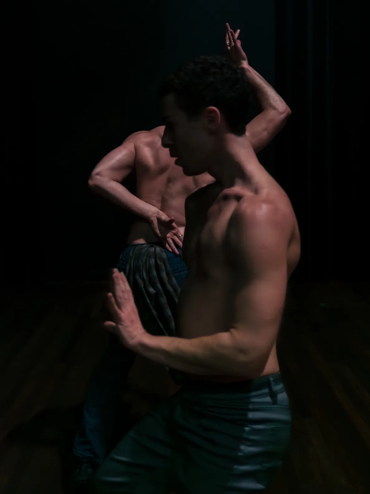 dwaj pólnadzy mężczyźni podczas tańca