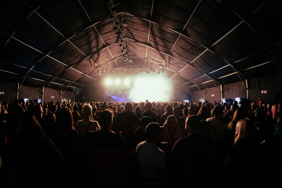 publiczność w namiocie na koncercie
