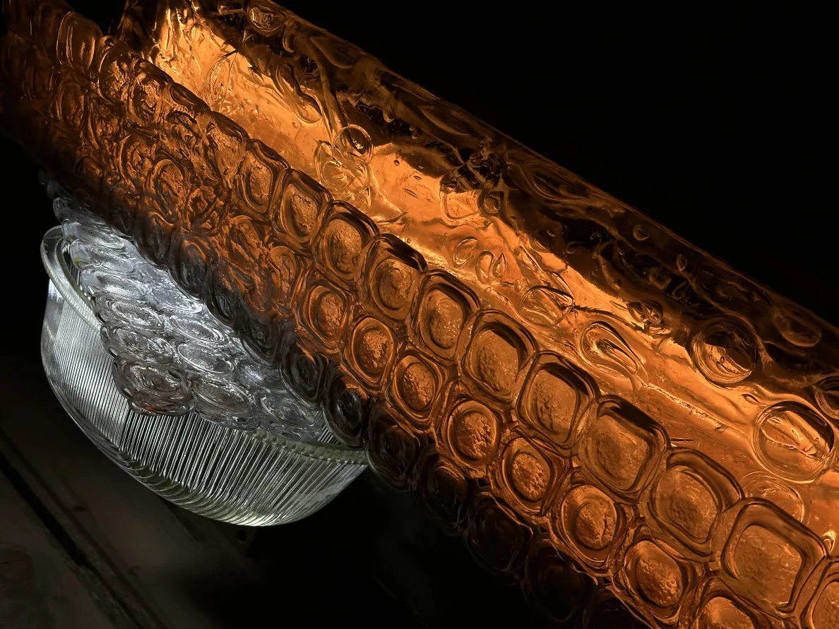 szklane elementy instalacji podczas chłodzenia