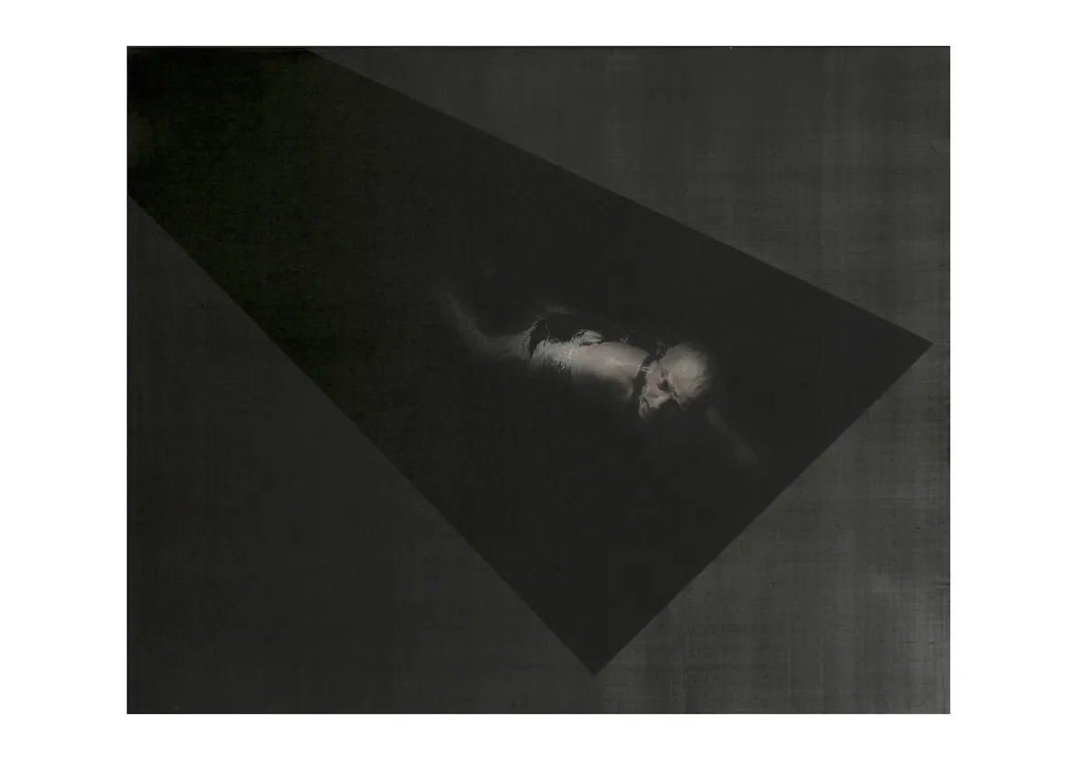 fantom człowieka nałóżony na czarny obraz