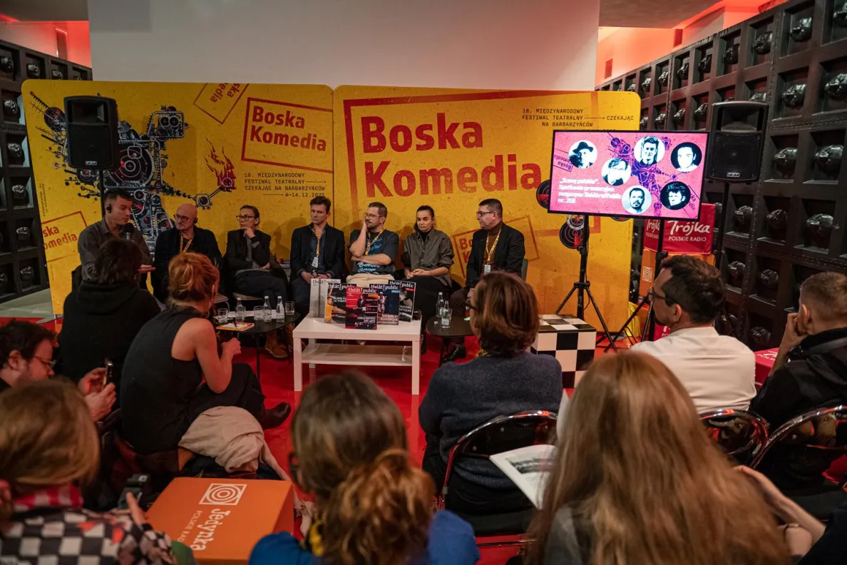 spotkanie z publicznością, mówcy i ekran na scenie