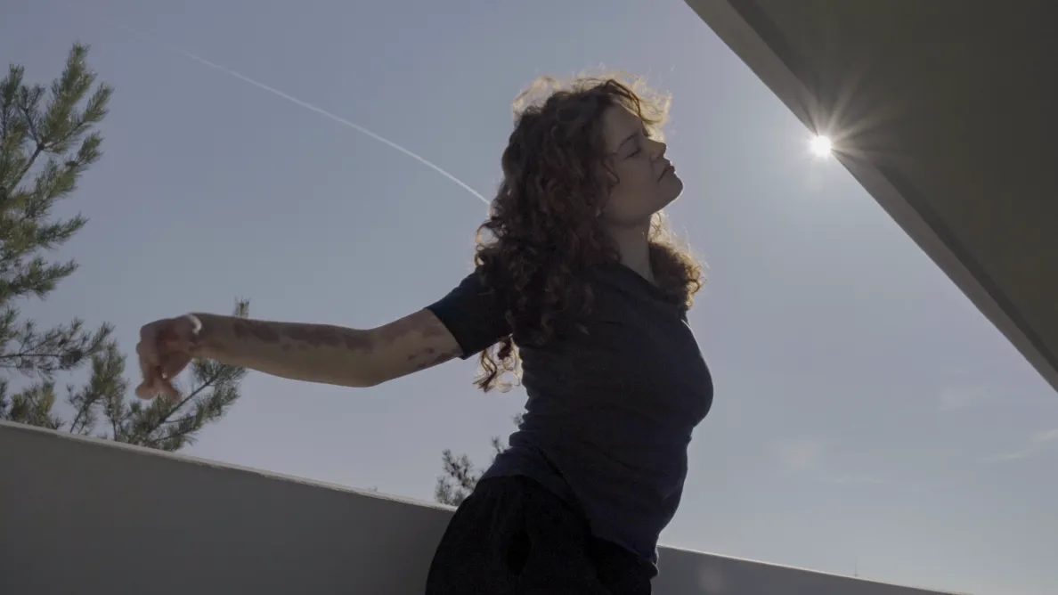 kobieta tańcząca na balkonie