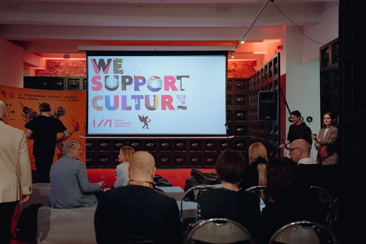 zbierająca się przed prezentacją publiczność