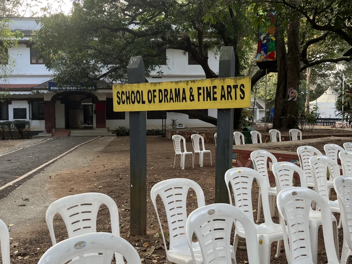 puste krzesła i napis school of drama and fine arts