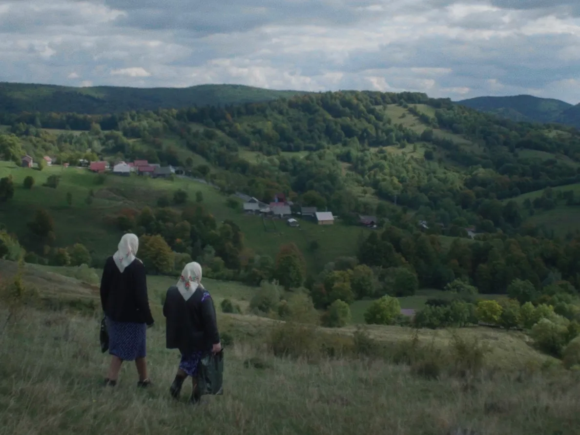 dwie kobiety na tle górskiego krajobrazu Karpat