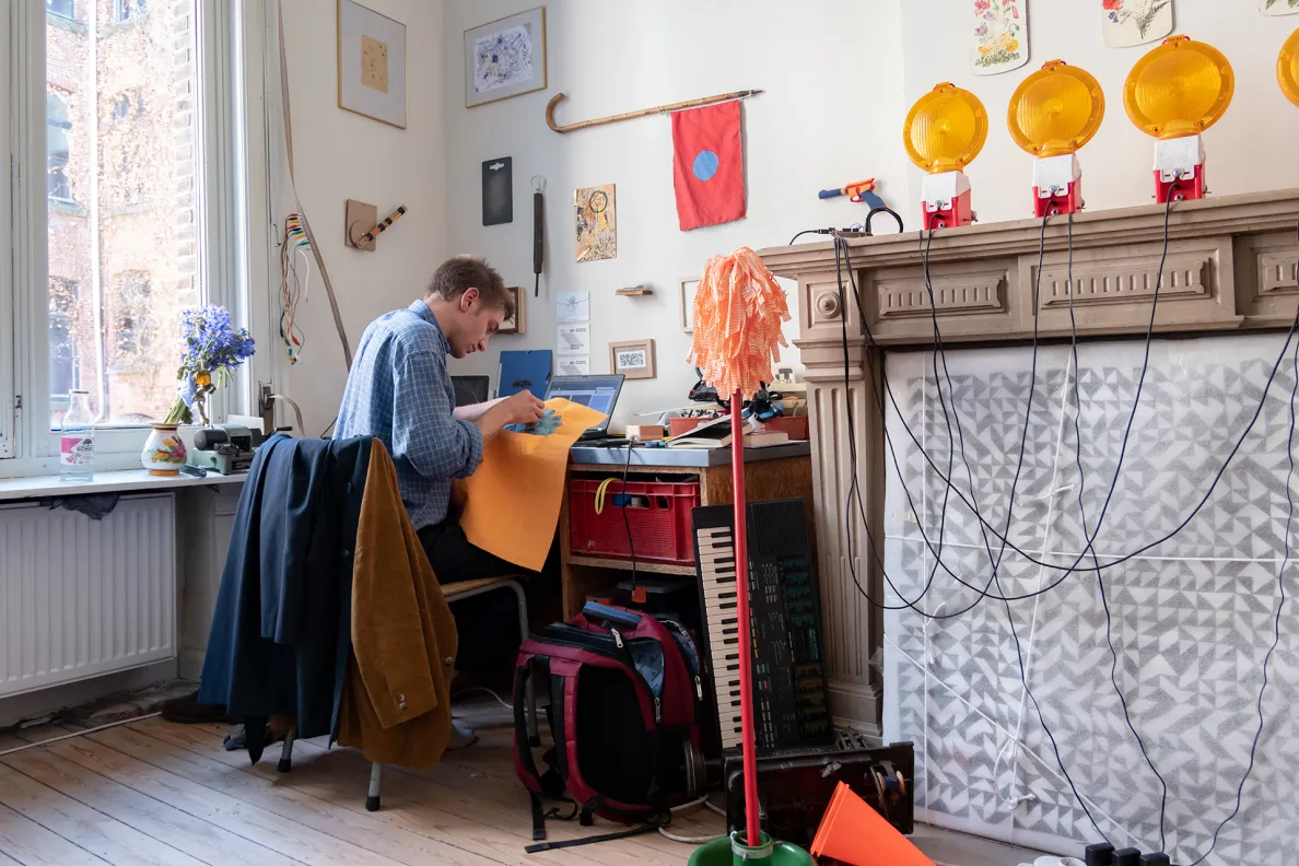 mężczyzna przy biurku podczas pracy artystycznej