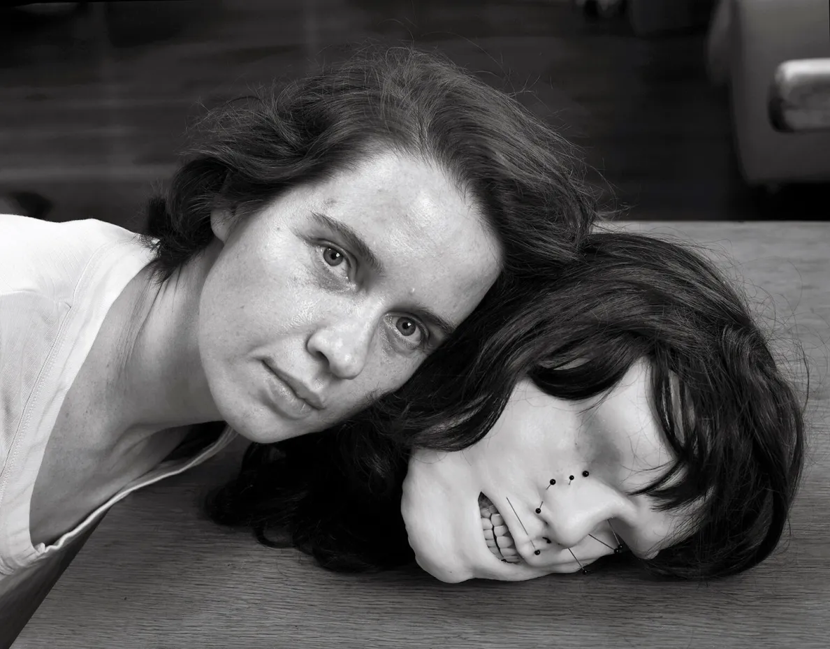 Autoportret artystki z maską ludzkiej twarzy. 