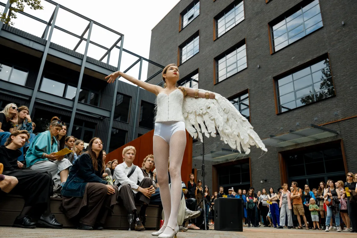 Kobieta podczas performansu