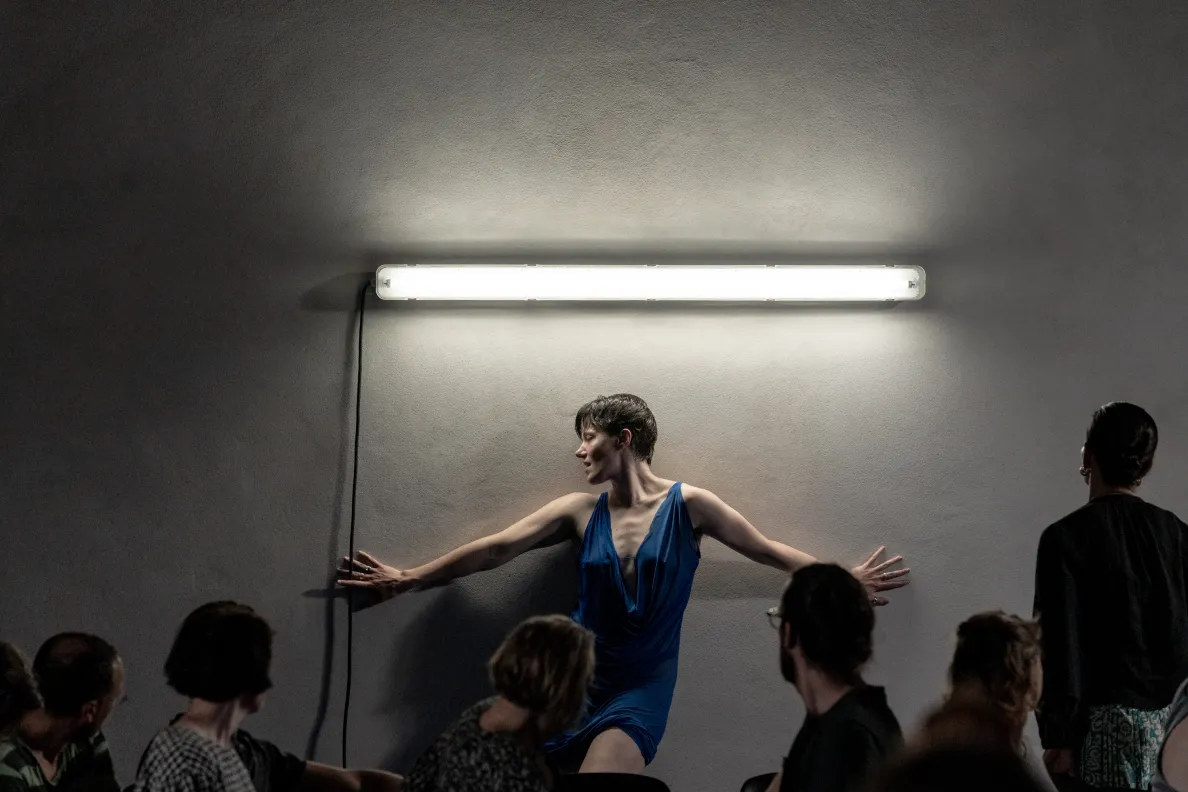 Performerka opierająca się o ścianę