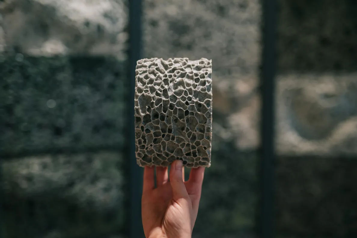 Praca ceramiczna o nazwie piana prezentowana na tle innych prac.