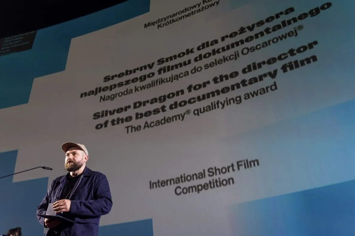 Paweł Chorzępa otrzymuje nagrodę podczas Krakowskiego Festiwalu Filmowego