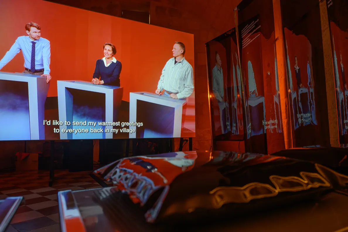 Ekran wyświetalający trzy osoby biorące udział w teleturnieju 