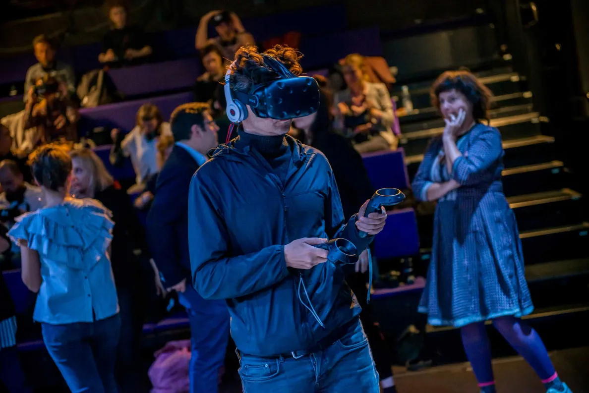 człowiek w googlach VR gra w piwnicy